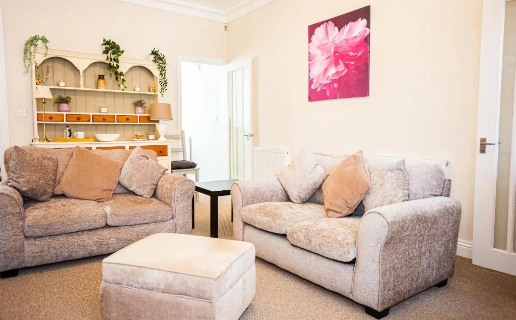 Contractor house, sleeps 5, close to restaurant's and bars, Long stays available, Oveyo Accommodation