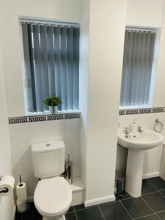 Lovely Modern 3 Bedroom Home with Private Garden & Large Driveway Fits 2 Vans Ideal for Contractors NHS & Long Term Stays Easy Access to M6, Walsall & City Centre