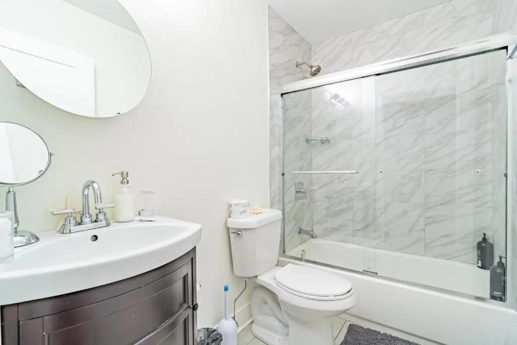 McCormick Place modern and cosy 420 friendly gem on Michigan avenue with optional parking for 6 guests