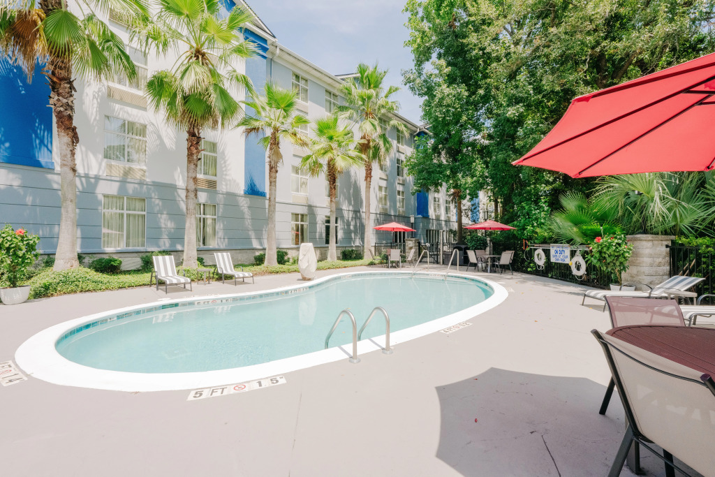 Holiday Inn Express Hotel & Suites Charleston - Northwoods by IHG