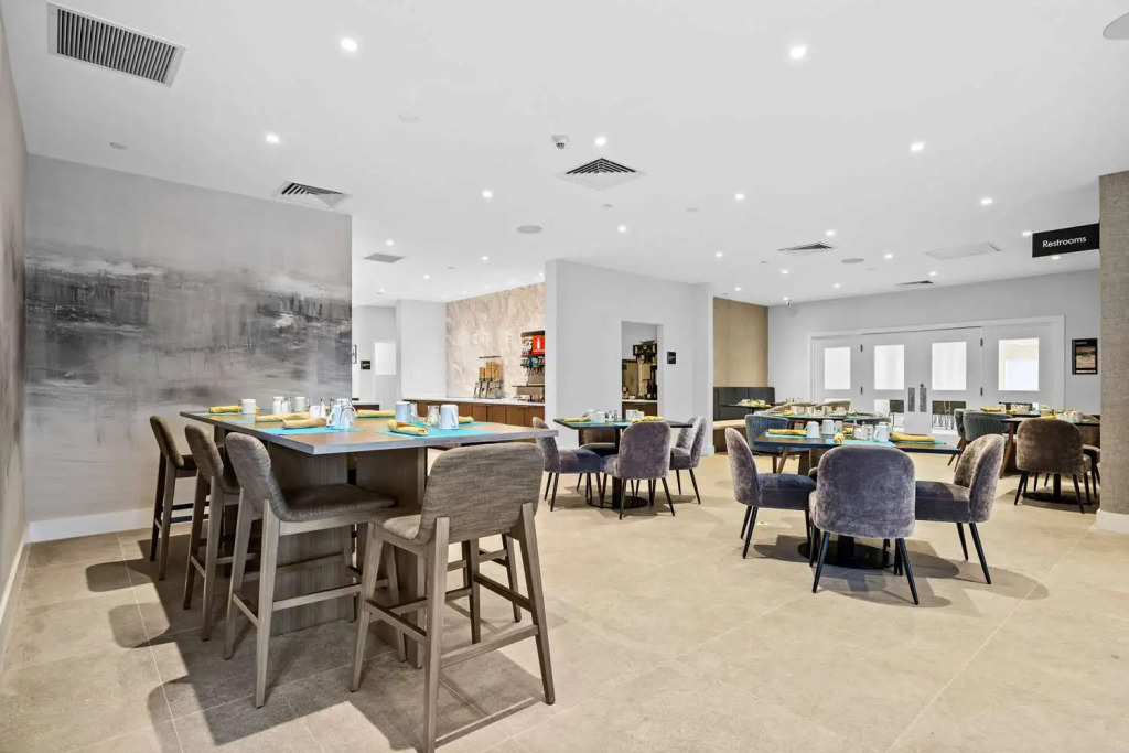 DoubleTree by Hilton New York JFK Airport