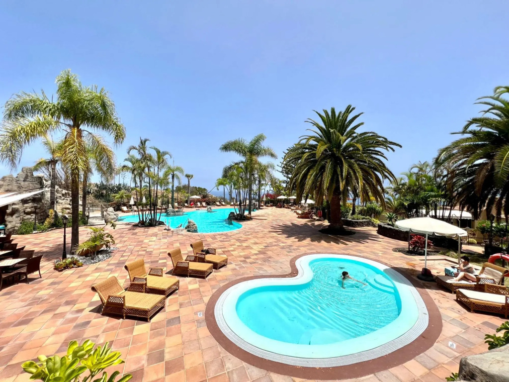 One bedroom, high floor, ocean views, pool