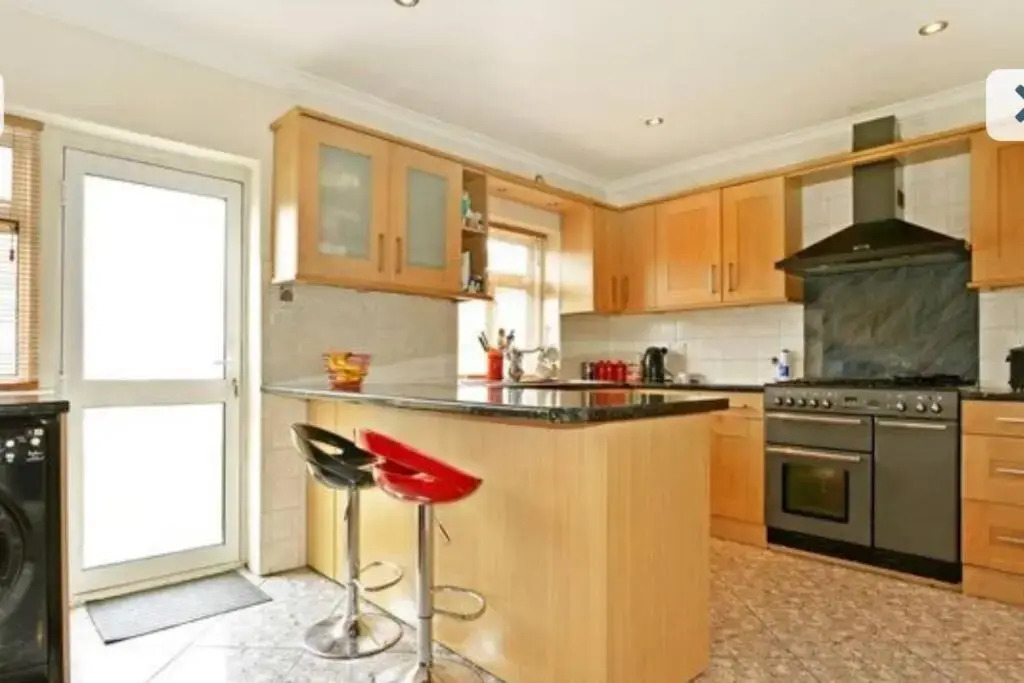 Beautiful 6 Bedroom with spacious Lounge & Rooms Free parking