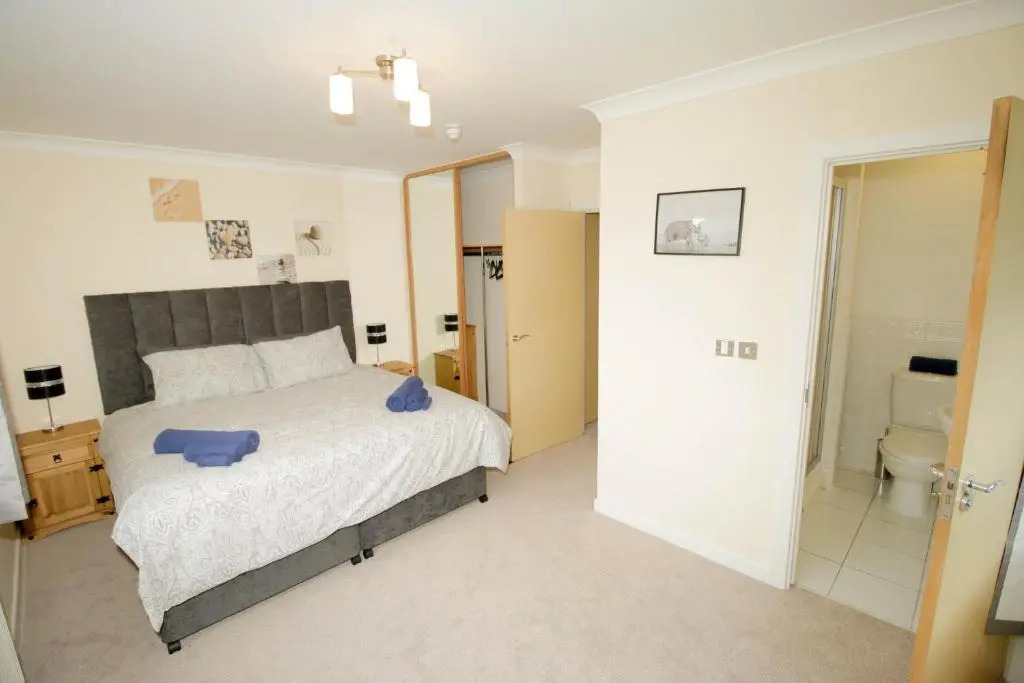 Spacious Double Bedroom Duplex Apartment Near North Station & Town Centre