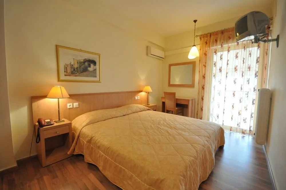 Saronis Hotel