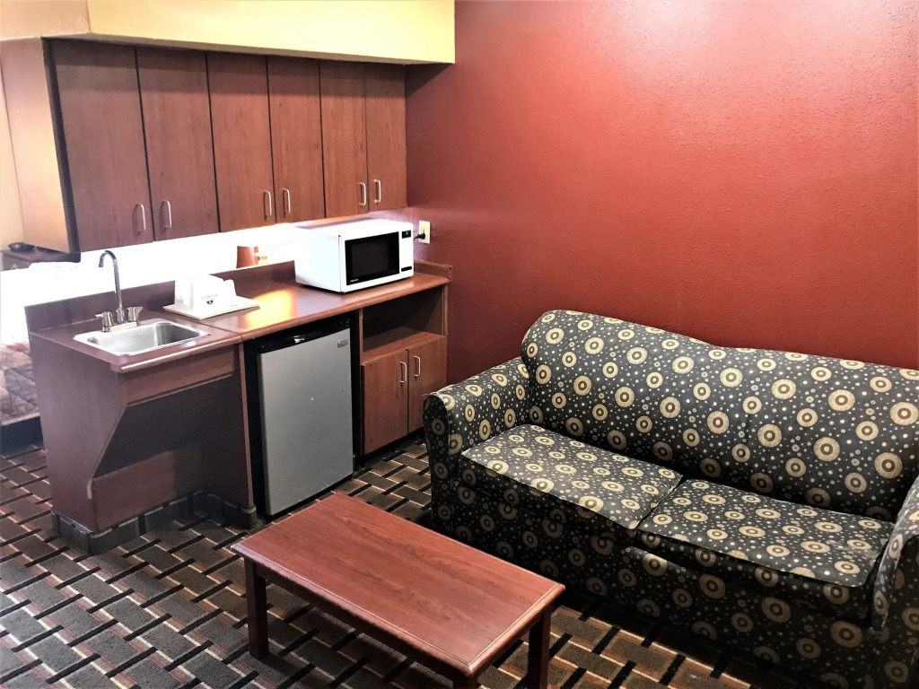 HomeTown Inn & Suites