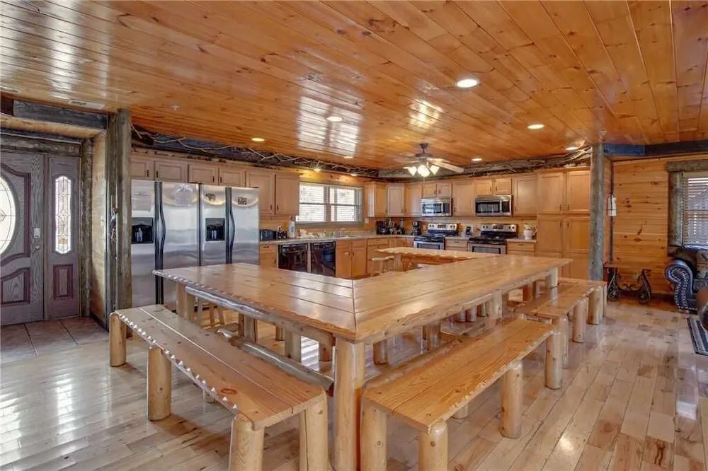 Pine Tree Lodge - Eight Bedroom Cabin