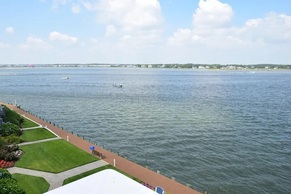 Harbour Island 401m 3 Bedroom Condo by RedAwning