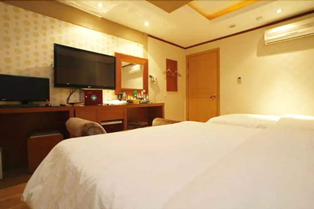 Two Be In Tourist Hotel