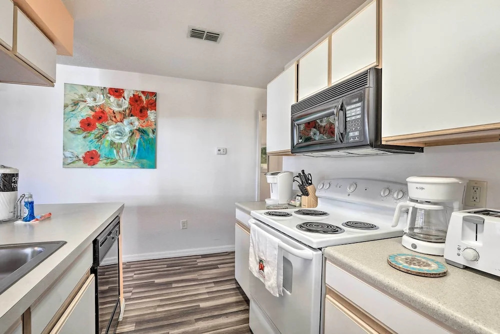 Bright Kissimmee Condo < 6 Mi to Disney World