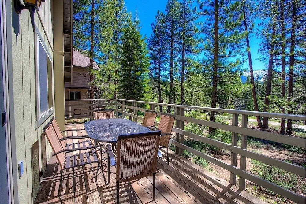 Cozy Cabin 4 Bedroom Home by RedAwning