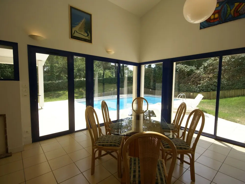 Nice villa with a private swimming pool, 900m from the beach
