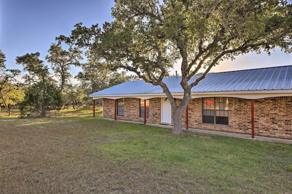 Quiet Haven w/ Hot Tub, 4 Mi to Canyon Lake!