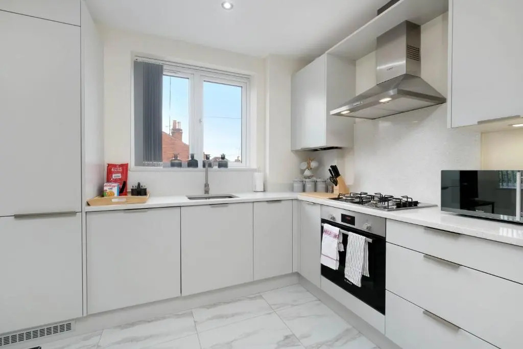 Oxford Rd 2 Bed Serviced Apartment 06 with Parking, Reading