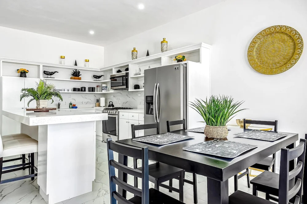 Dog-friendly Home 3 Rows to Beach With Rooftop Deck, Pool, hot Tub, & Kitchen