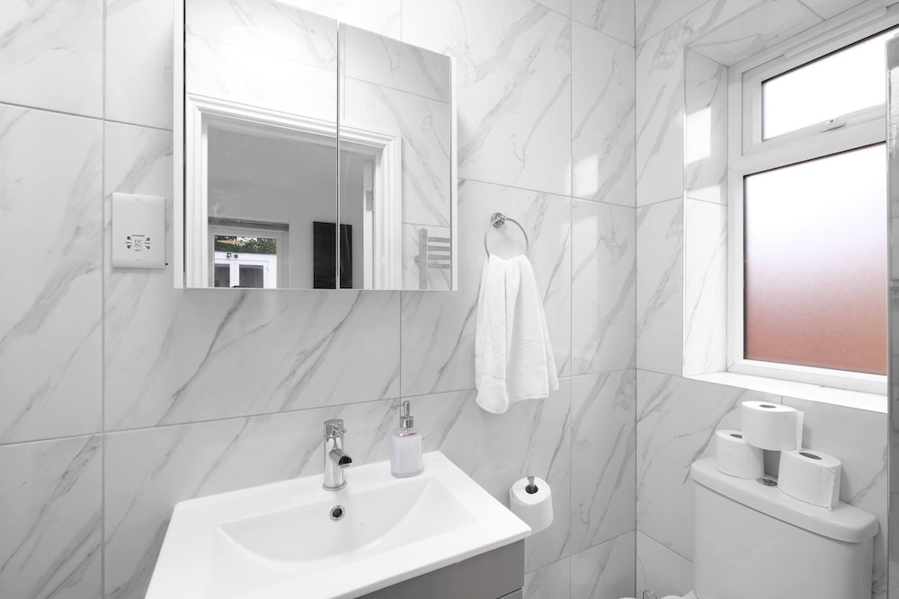 Stylish 4 Bedroom, 2.5-Bath Home in Borehamwood