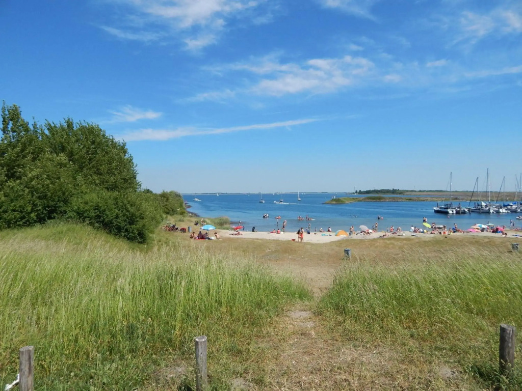 Wunderschoenes-freistehendes-Ferienhaus-an-der-See-Sauna-Strand-Yachthafen-WLAN