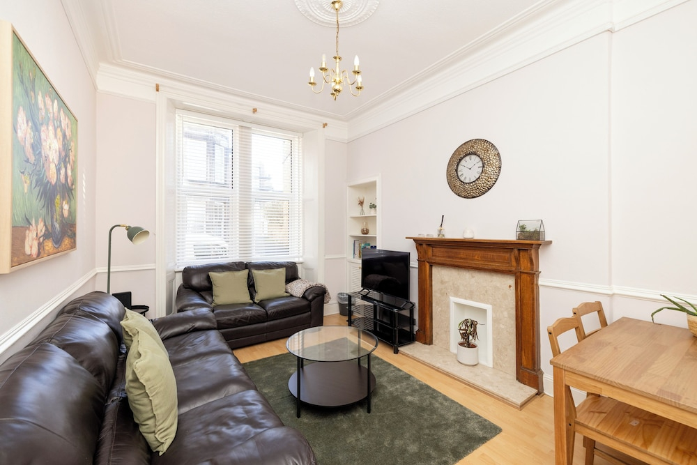 Elegant 2-Bed Flat with Edinburgh Charm