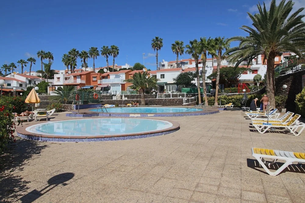 Nice house with heated pool and tennis course