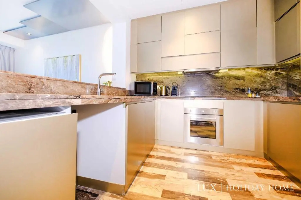 LUX - Lavish Suite with Full Palm Jumeirah View 2