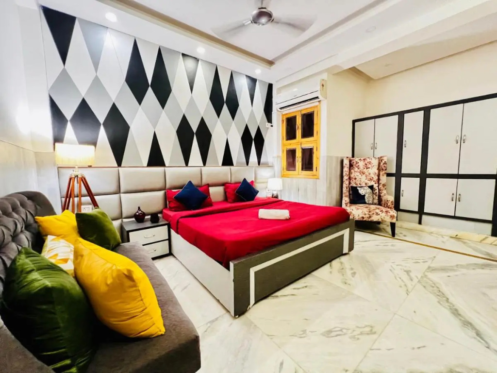 Divine Inn Hotel Near Rajouri Garden Main Market