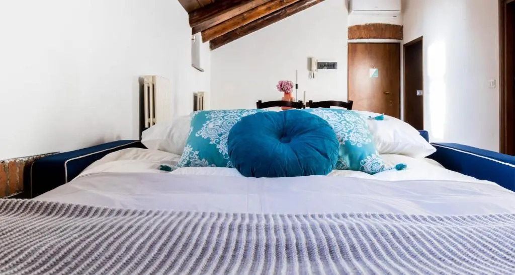ALTIDO Charming Flat for 6 in historic Carrobbio