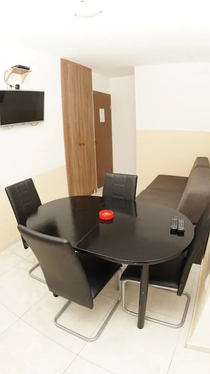 Apartment 11 Sleeps 4 Guests