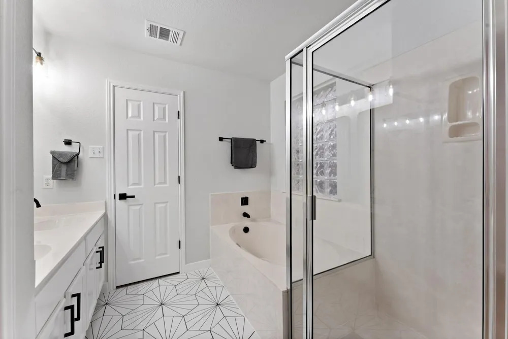Modern & Homey 3BR Home, Remote Work Friendly, King Beds, Fast WiFi