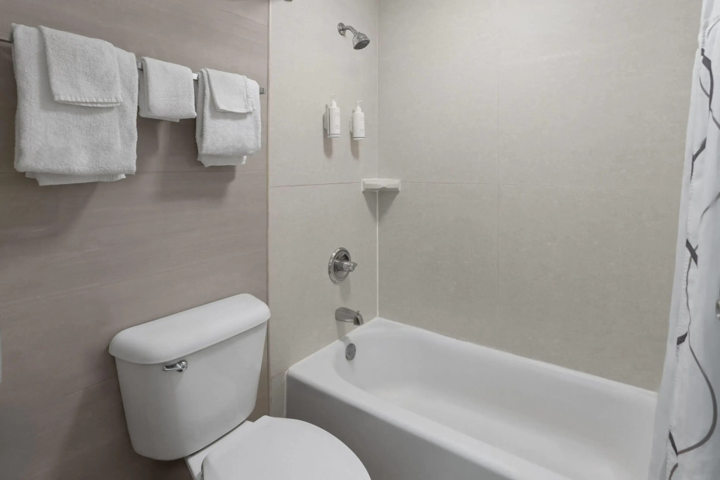 Howard Johnson by Wyndham Savannah GA