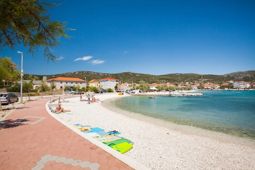 A8 - Modern apt With Terrace, 3 min Walk to Beach