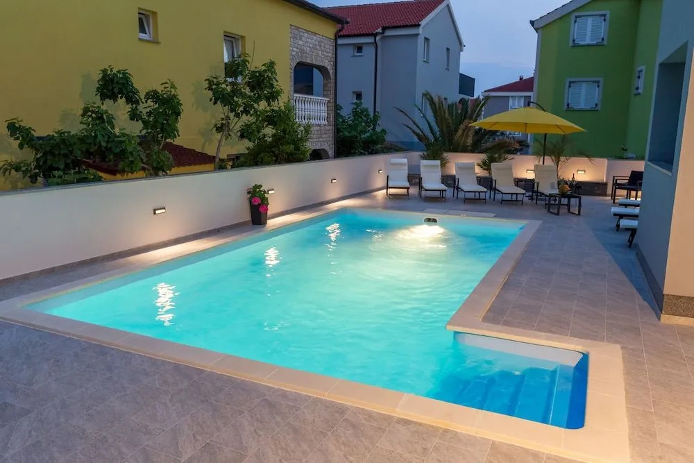 Lucky Luke Pool Apartments