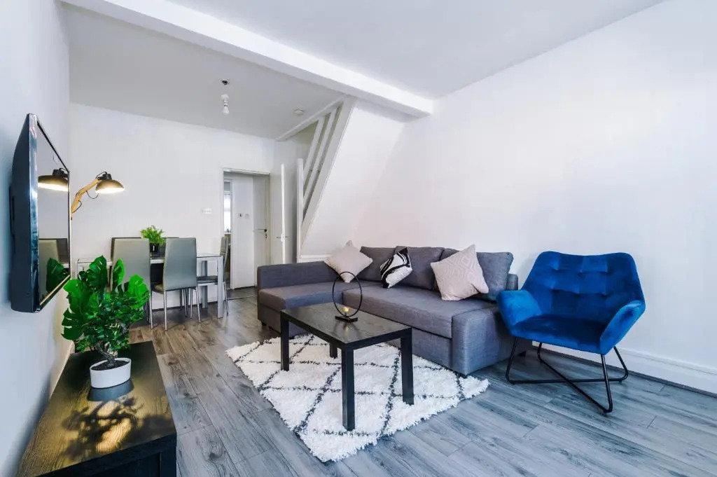 Stylish 2 Bedroom House, Entire Home, Free Parking, Wifi & Netflix