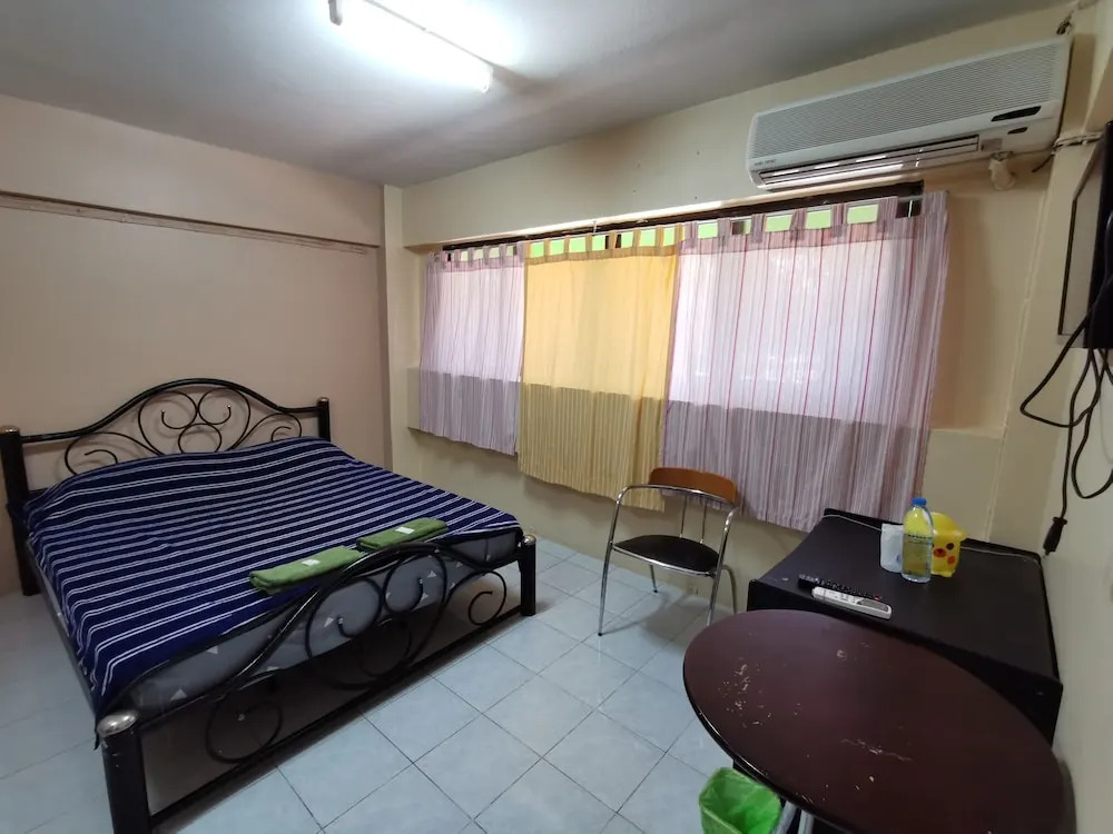 OYO Flight Hut Hotel