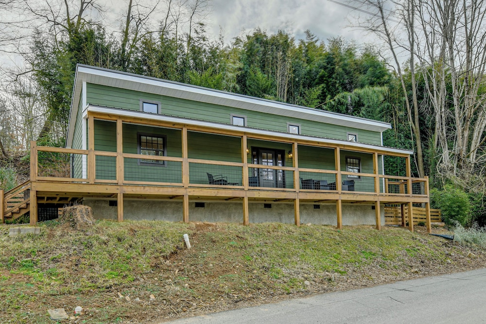Walk to Main St! Mtn-view Getaway in Waynesville