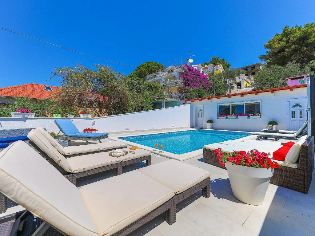 Villa with private pool and sea view