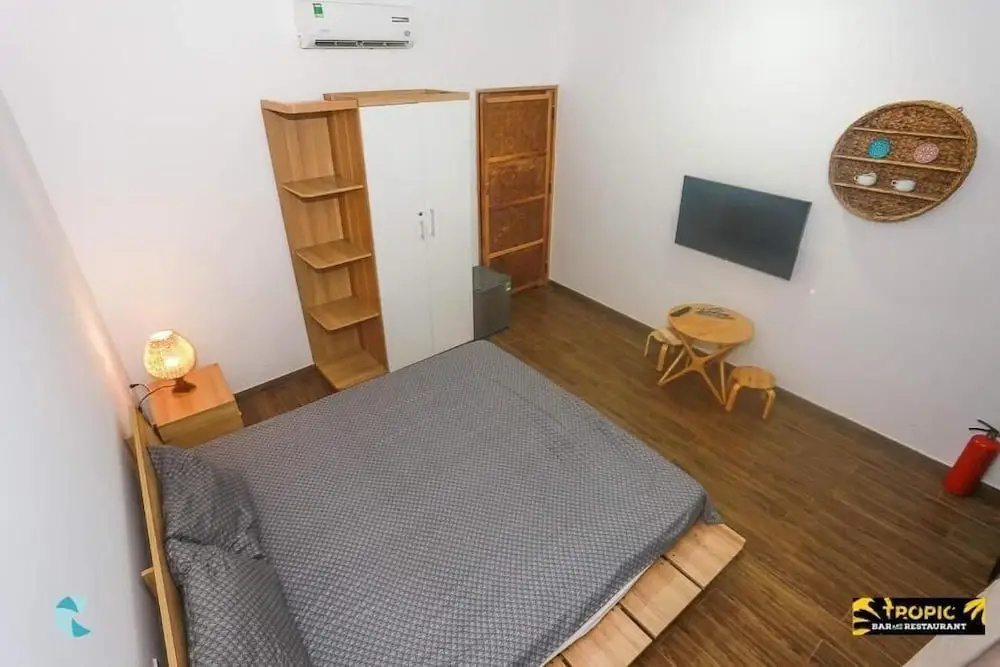 tropic hostel and restaurant