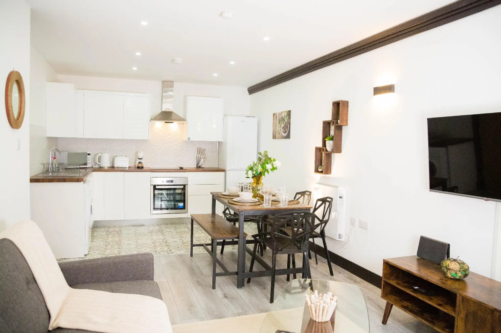 The Cozy Chapter - Spacious Apartments Near Manchester City Centre & Old Trafford