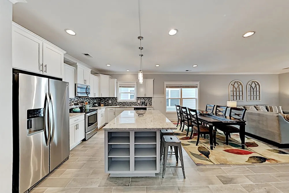 Stylish In Gated Community - Walk To Beach! 5 Bedroom Home