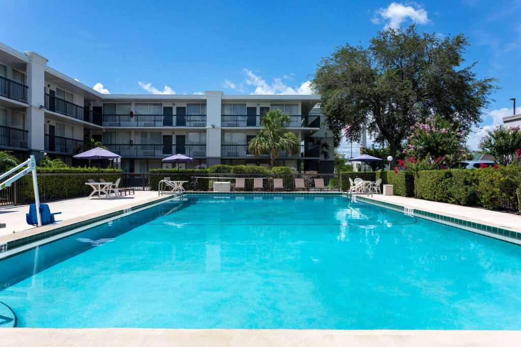 Ramada by Wyndham Altamonte Springs Near I-4