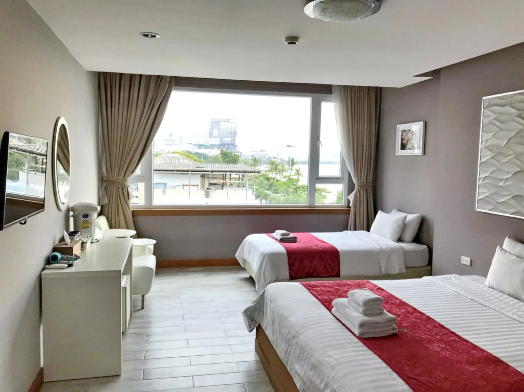The Beach Front Resort, Pattaya