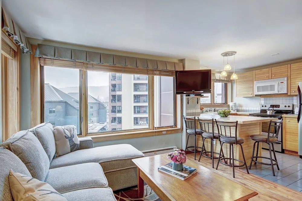 Ge At Breckenridge Peak 9 Inn, Liftside 402 Studio Bedroom Condo by RedAwning