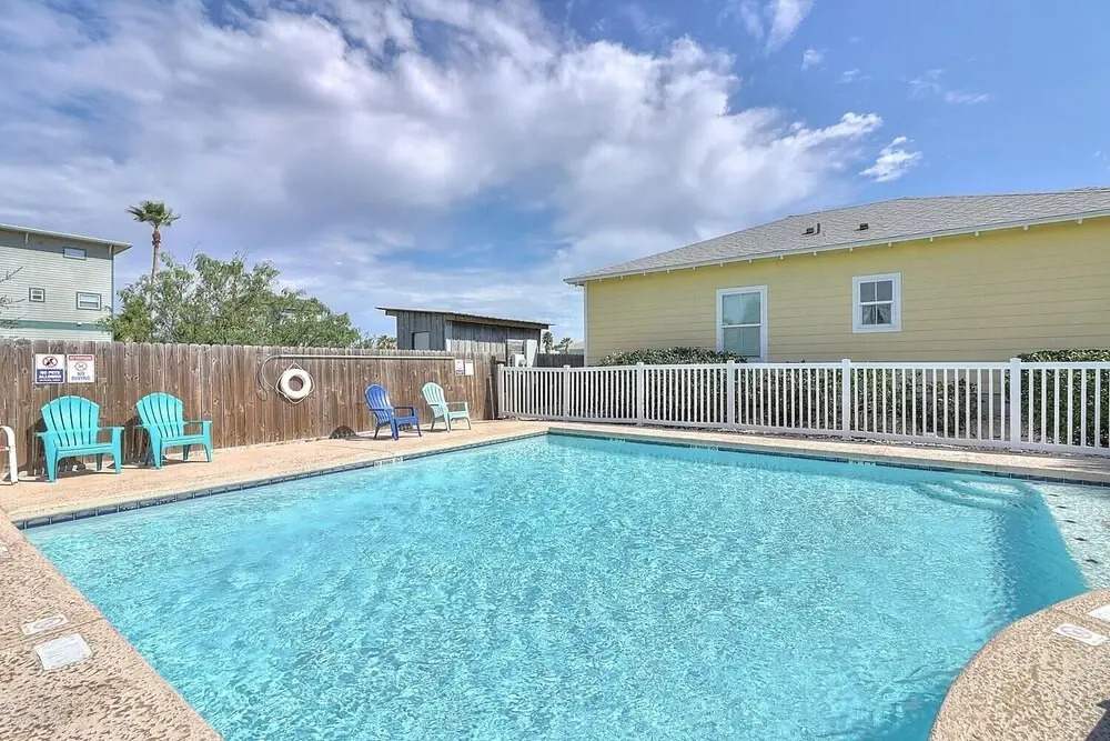 Tropical Blue Wave Home Short Drive to Beach by Redawning