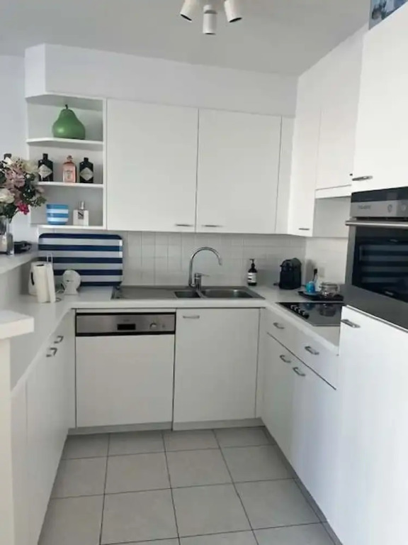 Huswell - Beachfront Apartment With Bike Storage