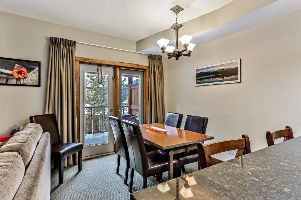 Fenwick Vacation Rentals Spacious Mountain 2 Bedroom with Hot tub