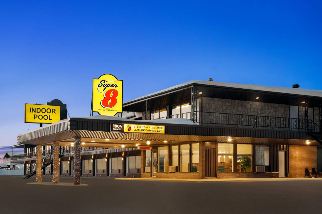Super 8 by Wyndham Hearst ON