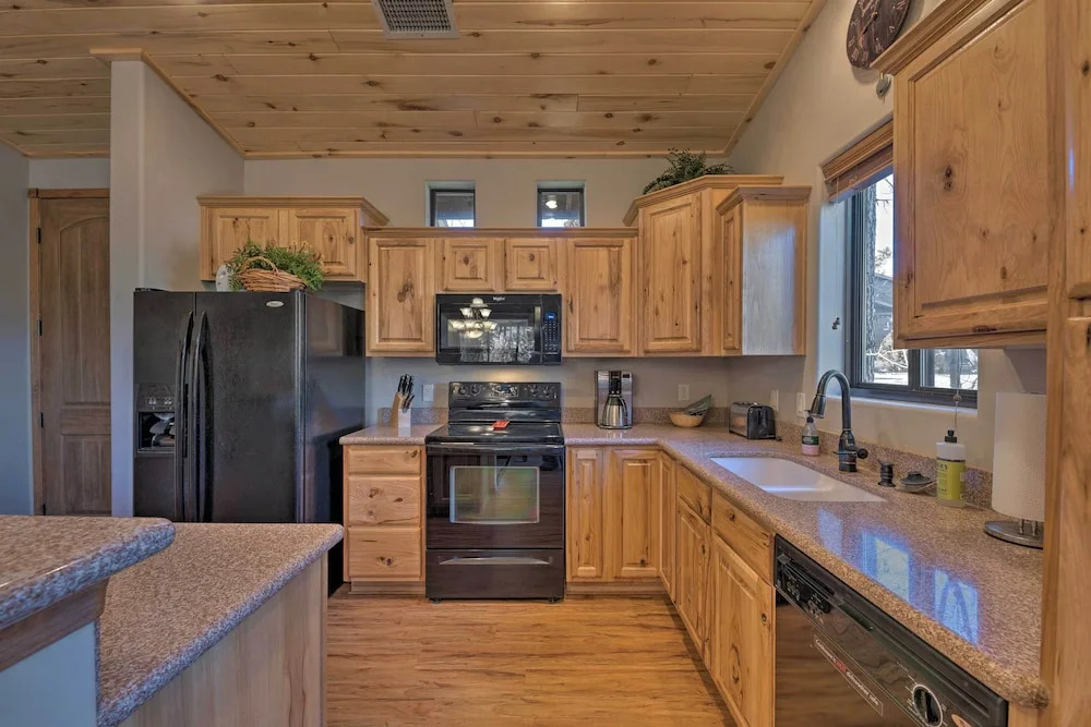 Spacious & Lovely Getaway w/ Deck in Show Low!