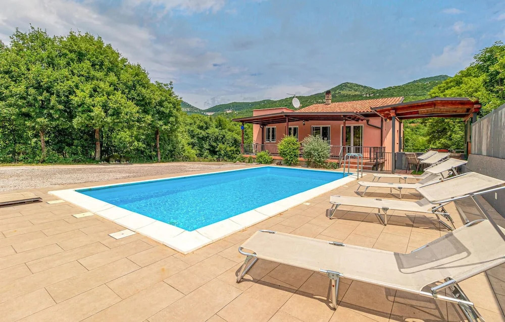 3 Bedroom Cozy Home In Hreljin