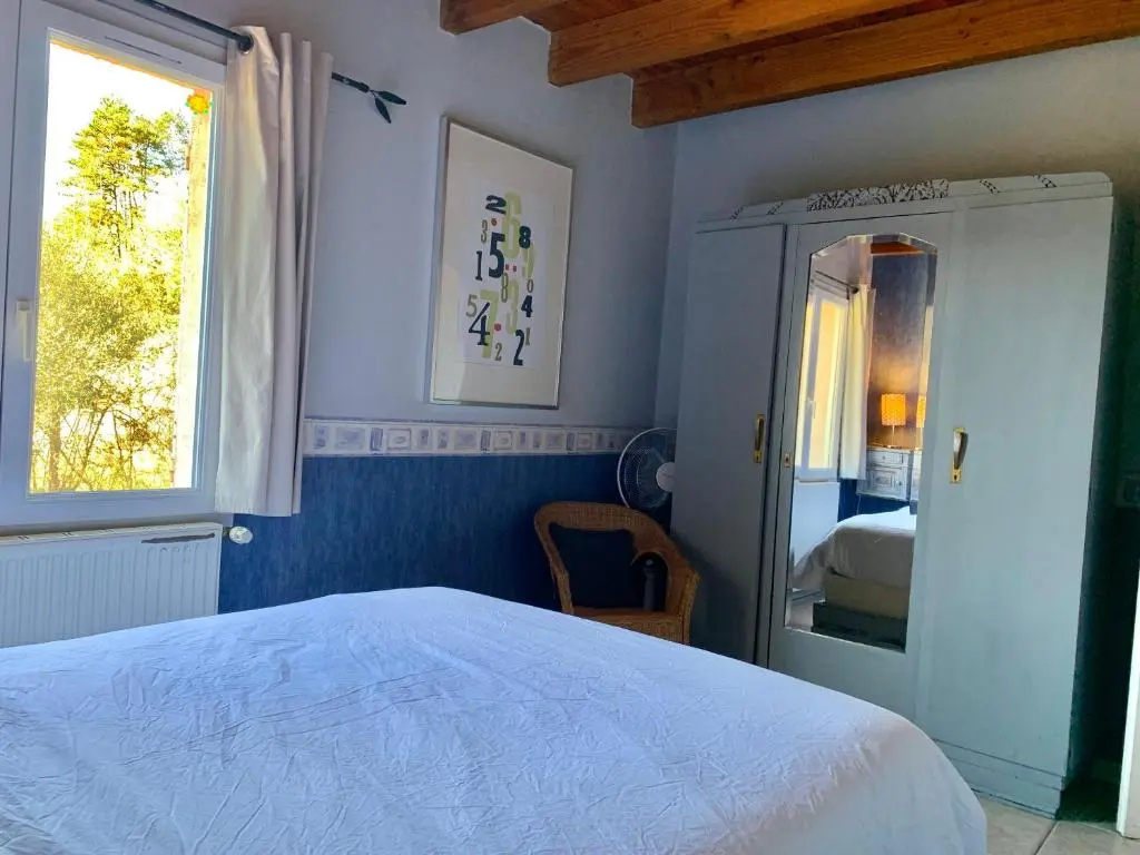 Rez de Piscine, 10 Personnes - RÊVE DE PAPILLON et À Létage, 5 Personnes - NID DÉTOILES, Il sagit bien de deux gîtes individuels qui sont reliés par un escalier interne, cela permet a une grande famille de louer les deux gîtes