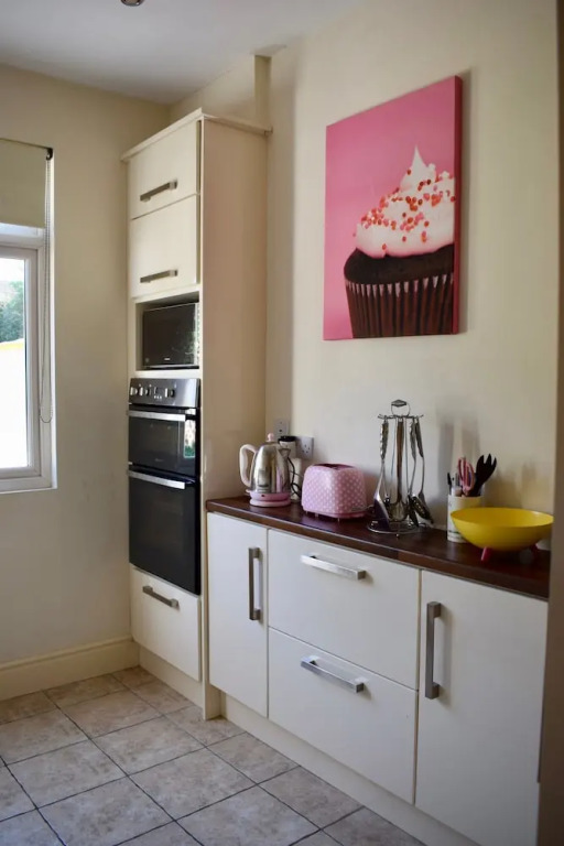 Garden 3 Bedroom Home With Parking