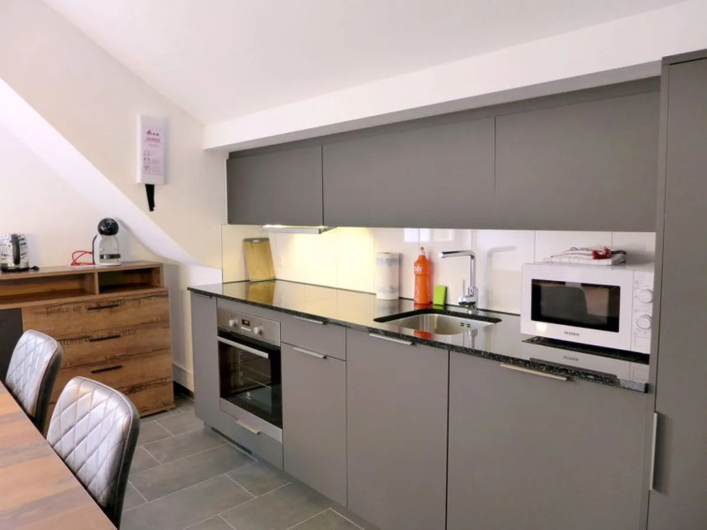 Henrys Apartment 300